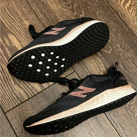 ***NWT******Girls New Balance sneakers‼️ - Picture 4 of 7